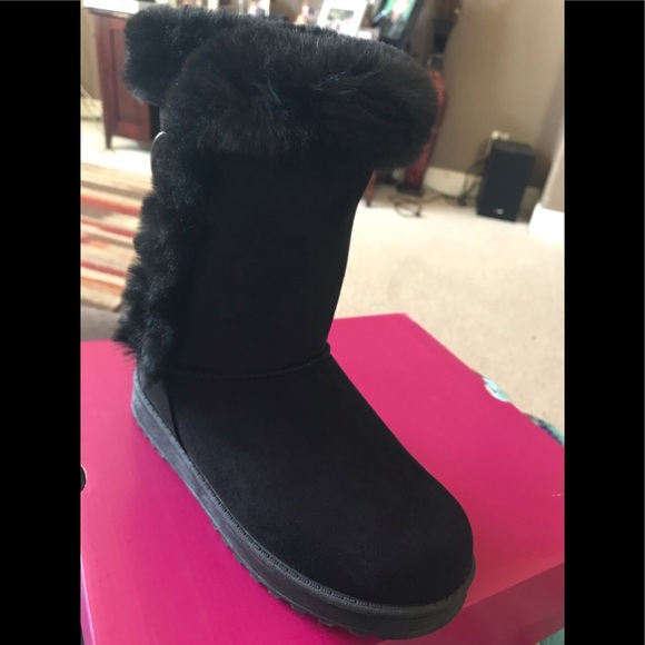 Black warm boots with faux-fur. New in Box. Size 7 - Picture 4 of 10